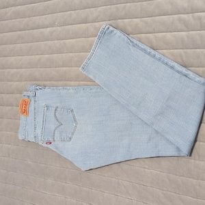 Levi's 314 Shaping Straight Leg Jean. Size 28